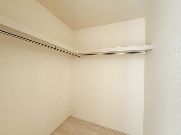 【WIC(ウォークインクローゼット)】何より、中に入れば全ての服が見てわかるので選択しやすいんです。朝の忙しいときなど便利だな~と思いますよ。一つのスペースで済むって所がいいんですよね。