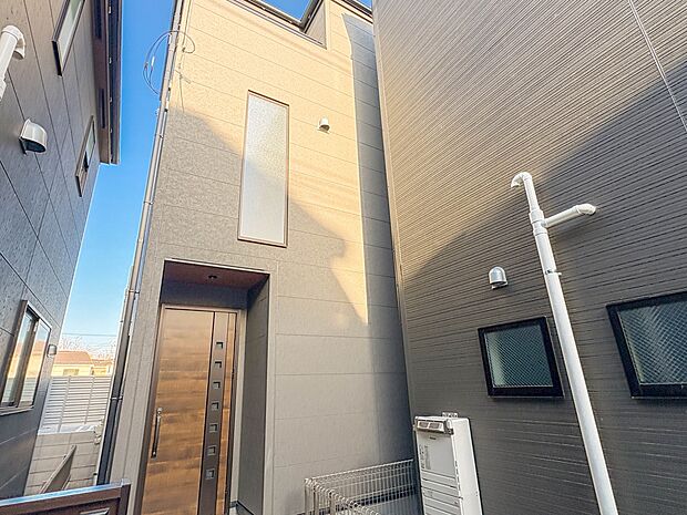 2号棟【外観】家族の温かさと陽光の暖かさ、楽しい毎日と明るい未来を予感させる「空間が織り成すひとつ先の住み心地」を演出します。