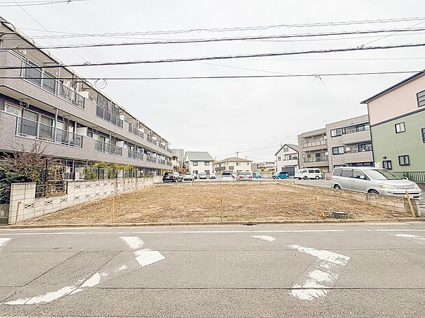 2号棟【前面道路7.1?】家の前をまっすぐの通りが走っている。クルマは少なく、人々は毎朝、ウォーキング、ジョギング、犬の散歩など、フリーな朝時間を過ごしている。