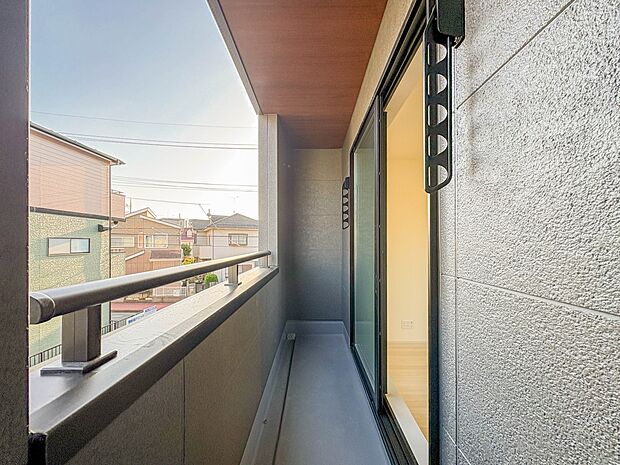 【バルコニー】 朝の澄んだ空気や、夕方に吹く清々しい風を五感で感じられるバルコニー。屋外にあって、住まいの中でも本当の自然を感じられるスペースです。