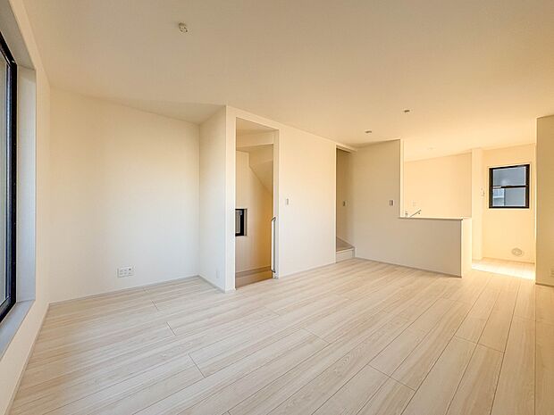 2号棟【LDK15.75帖】シンプルなデザインの家は風情がある。住む人のこだわりを感じる。外観も内装もいたってシンプル。居心地がよく、家事や趣味、子育てなどにも集中できる。家も人間も熟成する…