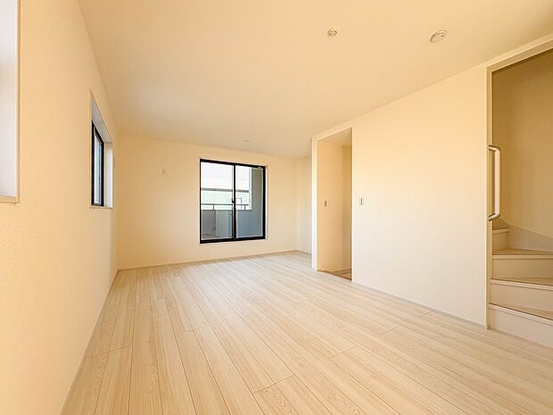 2号棟【LDK15.75帖】リビングにいるお子様と会話をしながら家事ができるカウンターキッチン。いま手があいているか、忙しそうなのか相手の様子を伺いながらコミュニケーションをとる訓練にもなり…