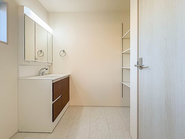 【脱衣所】脱衣所、洗面所は小さなプライベートスペース。歯磨き、洗顔と毎日施す個人空間。