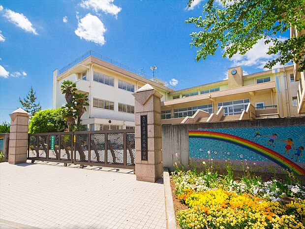 小学校 750m 大東小学校(全児童600余名の中規模校です。私たちの校章は太陽の光を放つイメージと強くやさしい子どもに育つことを願い、創られました。かしこく、なかよく、たくましく、を目指す…