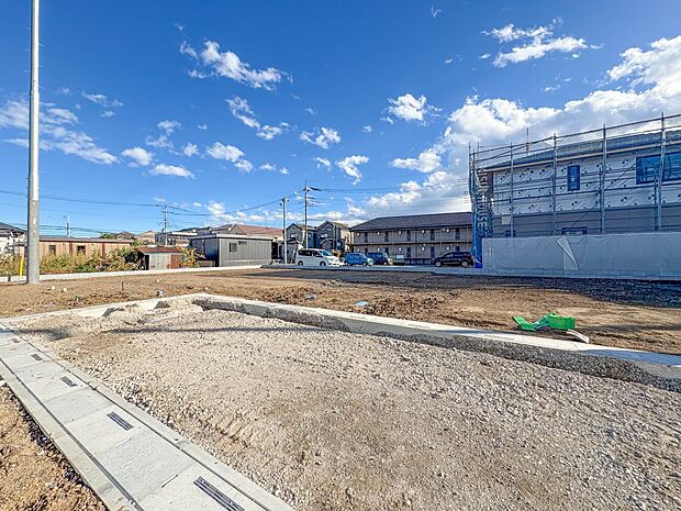 【前面道路】車の通行が少ないので、静かな住環境を維持することができます。