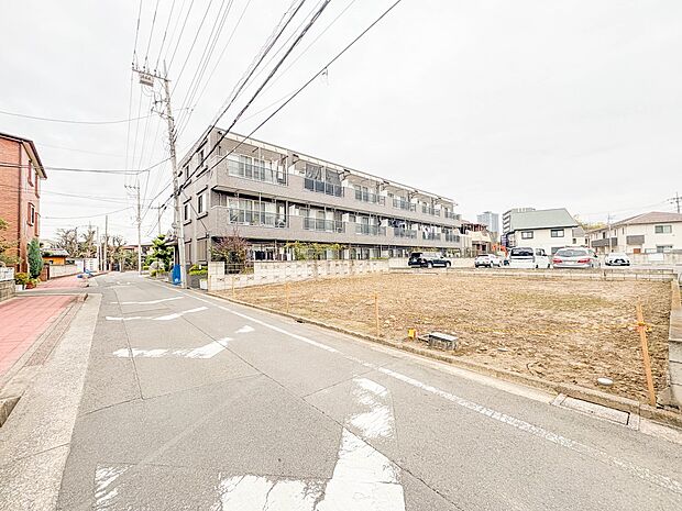 3号棟【前面道路7.1？】家の前をまっすぐの通りが走っている。クルマは少なく、人々は毎朝、ウォーキング、ジョギング、犬の散歩など、フリーな朝時間を過ごしている。