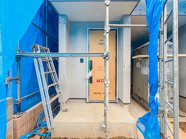 【玄関】家の顔となる玄関は、高いデザイン性が求められます。高級感と断熱性、防犯性に優れた玄関ドアを標準装備。ピッキング対策のセキュリティサムターン等、防犯に考慮しました。