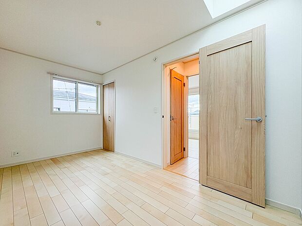 【寝室5.6帖】シンプルな内装はおしゃれのポイントです。シンプルは華美より飽きがこないからです。色や模様でおしゃれ感をだす。それがシンプルイズビューティーです。