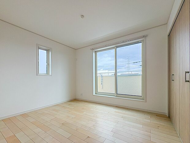 【子供部屋5.3帖】お子様のお部屋にぴったりなクロークを備えたフローリング仕様の洋室です。