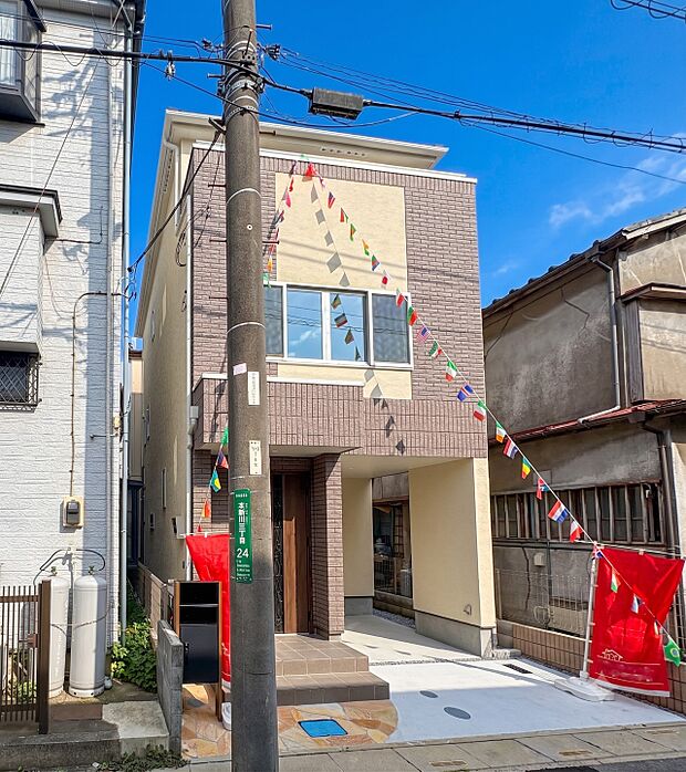 【外観】堂々たる趣ながら、主張し過ぎずどこか余裕を感じさせるシャープなフォルムで佇む邸宅は、晴天の空と照らし合わせる事で、本来あるべき完成形の姿を見せてくれます。