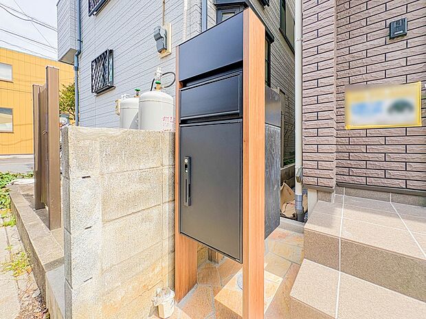 郵便ポストとインターフォンです。便利な外水栓も重要なポイントです。