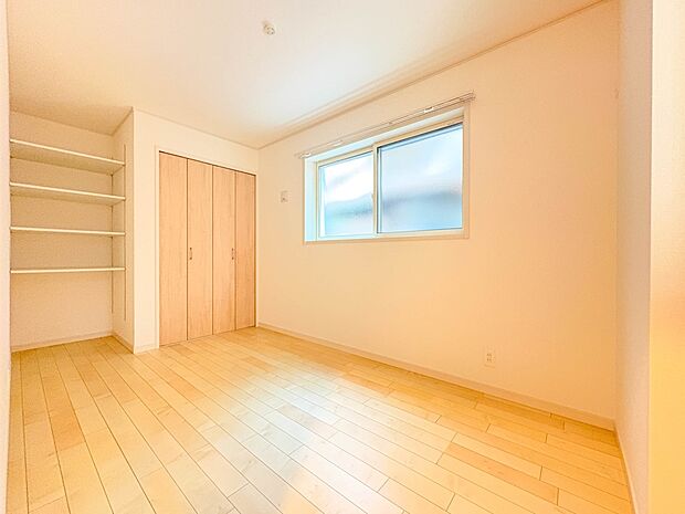 【洋室5.5帖】充実した生活は伸びやかな居室空間から始まります。快適に・伸びやかに。心の潤いを求める方々へ。
