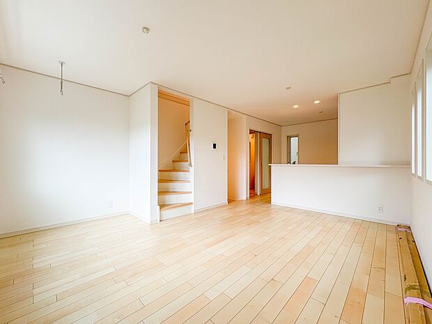 【リビングダイニング14.1帖】シンプルなデザインの家は風情がある。住む人のこだわりを感じる。外観も内装もいたってシンプル。居心地がよく、家事や趣味、子育てなどにも集中できる。家も人間も熟成…