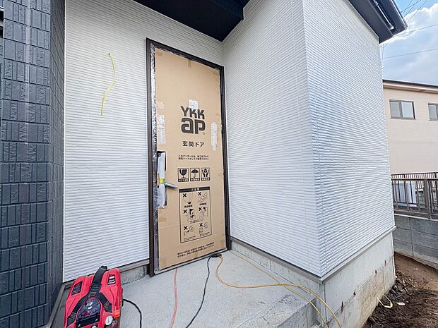 【玄関】家の顔となる玄関は、高いデザイン性が求められます。高級感と断熱性、防犯性に優れた玄関ドアを標準装備。ピッキング対策のセキュリティサムターン等、防犯に考慮しました。