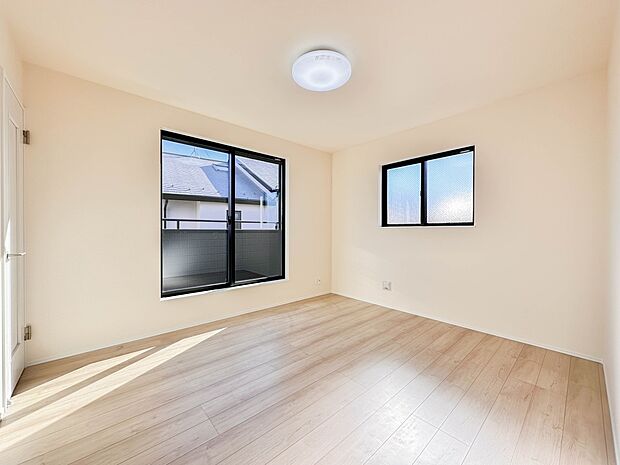 【寝室】シンプルな内装はおしゃれのポイントです。シンプルは華美より飽きがこないからです。色や模様でおしゃれ感をだす。それがシンプルイズビューティーです。