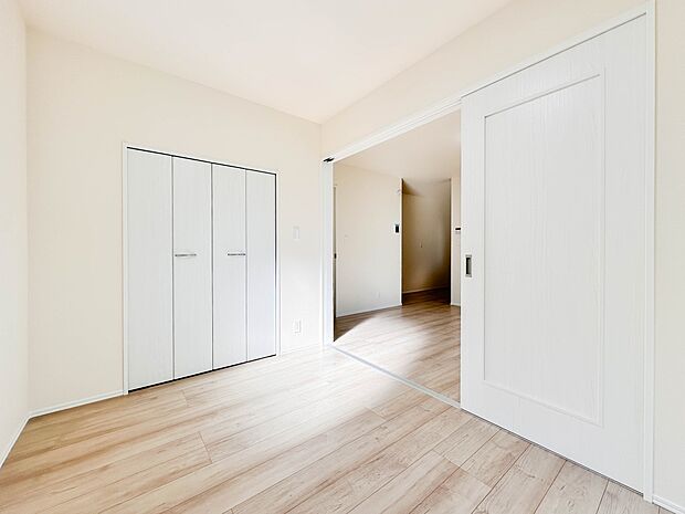 【子供部屋】お子様のお部屋にぴったりなクロークを備えたフローリング仕様の洋室です。