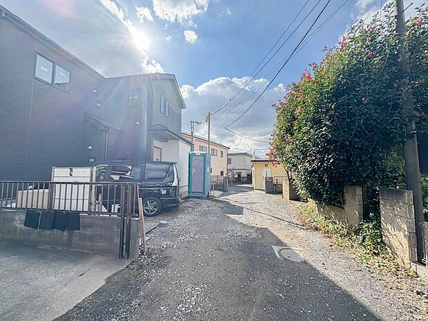 【前面道路】家の前をまっすぐの通りが走っている。クルマは少なく、人々は毎朝、ウォーキング、ジョギング、犬の散歩など、フリーな朝時間を過ごしている。