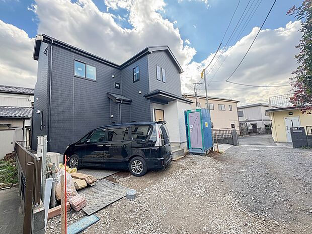 【外観】堂々たる趣ながら、主張し過ぎずどこか余裕を感じさせるシャープなフォルムで佇む邸宅は、晴天の空と照らし合わせる事で、本来あるべき完成形の姿を見せてくれます。