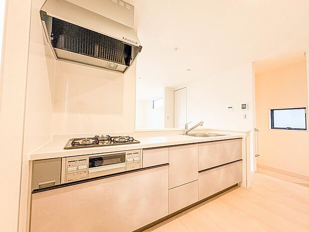 【キッチン】 三口コンロで料理の幅を拡げてくれる使いやすいシステムキッチンを採用。洗い場も大きいので野菜や食器を洗ったりする際にも捗り、奥様の強い味方となってくれるはずです。