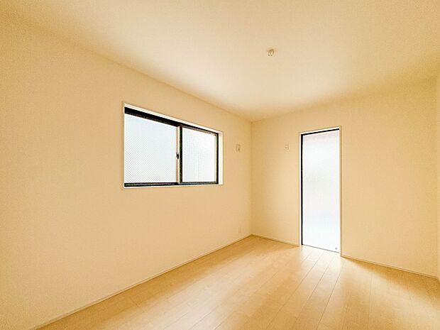 【洋室6帖】自然光の明るい空間でお子様と遊べます。