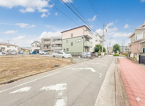 1号棟【前面道路7.1?】家の前をまっすぐの通りが走っている。クルマは少なく、人々は毎朝、ウォーキング、ジョギング、犬の散歩など、フリーな朝時間を過ごしている。