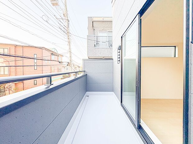 【バルコニー】 バルコニーから差し込む陽光・通風は、住環境・快適性と共に有り続ける貴重な「財産」です。