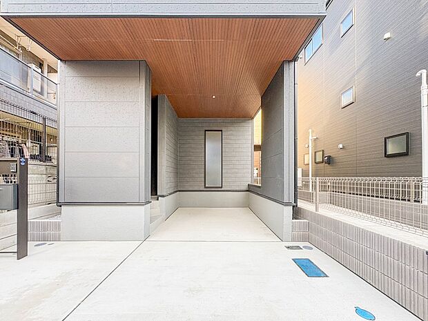 【駐車場】毎日の生活にマイカーが必須という方は、購入を検討する際、駐車場があることは大事な条件です。毎日の通勤や家族の送迎、買い物やお出かけなどクルマのある暮らしを満喫したい方は要チェック。…