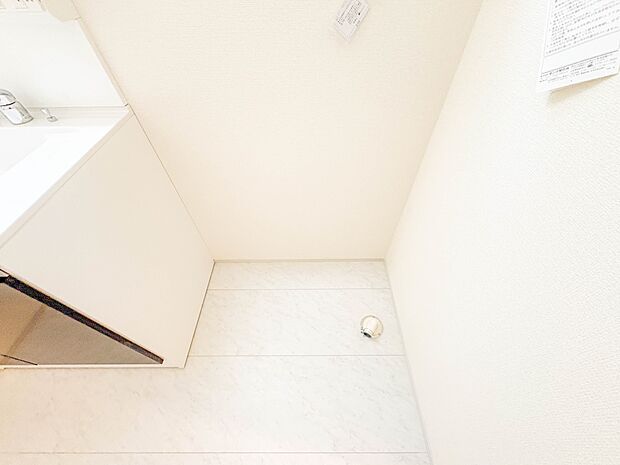 【ランドリースペース】毎日使う洗濯機。しっかりと奥行きのある置き場が確保されています。