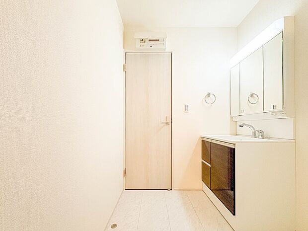 【脱衣所】洗面所は小さなプライベートスペース。歯磨き、洗顔と毎日施す個人空間。