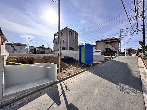 【前面道路】家の前をまっすぐの通りが走っている。クルマは少なく、人々は毎朝、ウォーキング、ジョギング、犬の散歩など、フリーな朝時間を過ごしている。