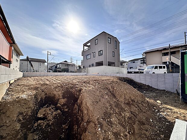 【外観】堂々たる趣ながら、主張し過ぎずどこか余裕を感じさせるシャープなフォルムで佇む邸宅は、晴天の空と照らし合わせる事で、本来あるべき完成形の姿を見せてくれます。