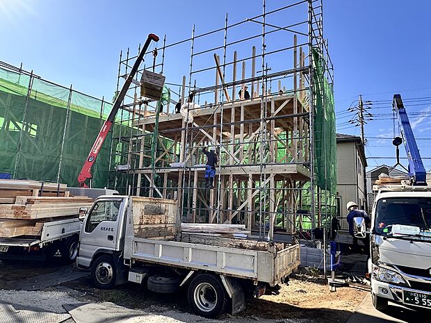 【外観】堂々たる趣ながら、主張し過ぎずどこか余裕を感じさせるシャープなフォルムで佇む邸宅は、晴天の空と照らし合わせる事で、本来あるべき完成形の姿を見せてくれます。