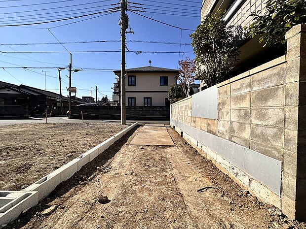 【外観】堂々たる趣ながら、主張し過ぎずどこか余裕を感じさせるシャープなフォルムで佇む邸宅は、晴天の空と照らし合わせる事で、本来あるべき完成形の姿を見せてくれます。