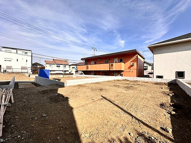 【外観】堂々たる趣ながら、主張し過ぎずどこか余裕を感じさせるシャープなフォルムで佇む邸宅は、晴天の空と照らし合わせる事で、本来あるべき完成形の姿を見せてくれます。