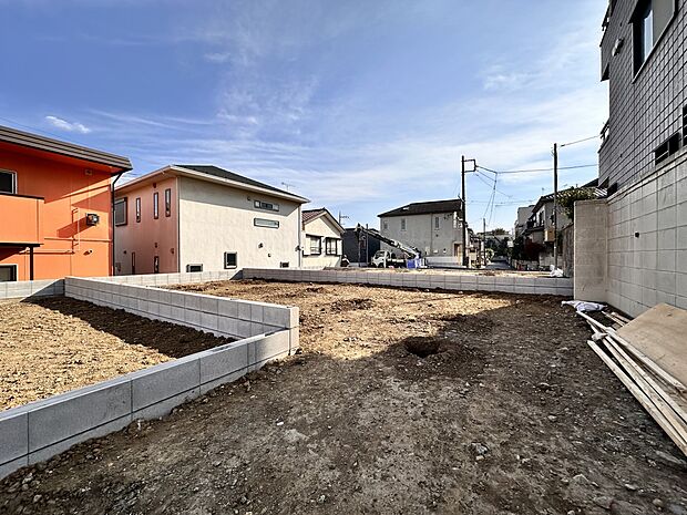 【外観】堂々たる趣ながら、主張し過ぎずどこか余裕を感じさせるシャープなフォルムで佇む邸宅は、晴天の空と照らし合わせる事で、本来あるべき完成形の姿を見せてくれます。