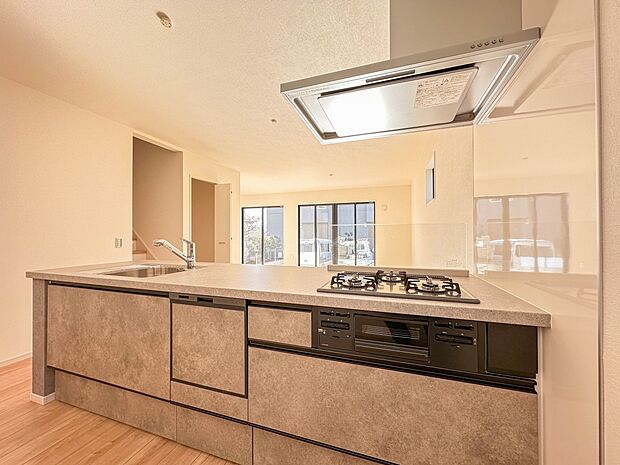 【キッチン】ナチュラルな自然光の中での調理。会話が弾む対面型キッチン。お洒落な食器類を余裕で収納できるスペース。動きやすい女性目線のキッチン動線。これからはお料理をつくる時間が劇的に変わりま…