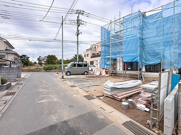 【前面道路】陽当りや通風性など各所に施された工夫で住みやすさを実現。部屋の大きさや周辺環境・街並など、資料には掲載していない情報が現地にはたくさんございます。是非ご確認下さい。