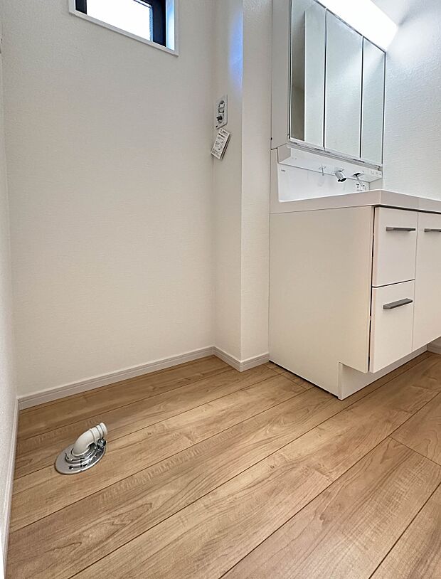 【ランドリースペース】毎日使う洗濯機。しっかりと奥行きのある置き場が確保されています。