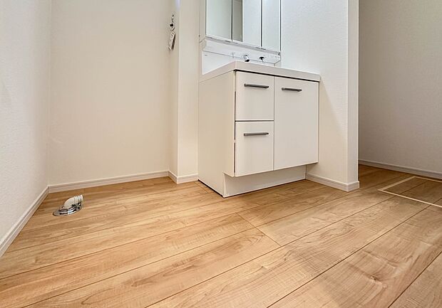 【脱衣所】洗面所は小さなプライベートスペース。歯磨き、洗顔と毎日施す個人空間。