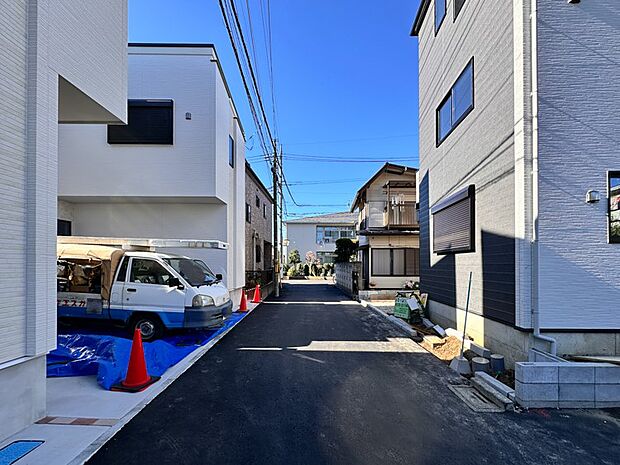 【前面道路】車の通行が少ないので、静かな住環境を維持することができます。