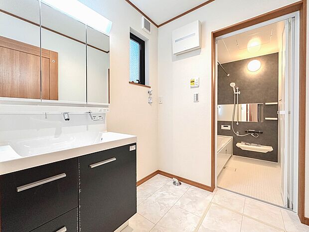 【脱衣所】洗面所は小さなプライベートスペース。歯磨き、洗顔と毎日施す個人空間。