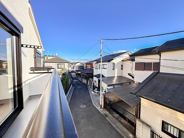 【眺望】朝の澄んだ空気や、夕方に吹く清々しい風を五感で感じられるバルコニー。