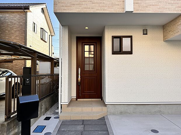 【玄関】家の顔となる玄関は、高いデザイン性が求められます。高級感と断熱性、防犯性に優れた玄関ドアを標準装備。ピッキング対策のセキュリティサムターン等、防犯に考慮しました。