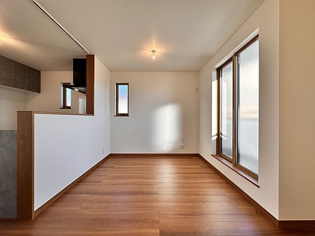 【リビング　LDK11.52帖】  整然とした空間演出、快適な理想の暮らしの実現は家のみの拘りではなく、そこで暮らす方々にとって素敵な環境であることも挙げられると思います。四季折々の変化が奏…