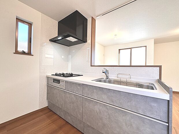 【キッチン LDK11.52帖】ナチュラルな自然光の中での調理。会話が弾む対面型キッチン。お洒落な食器類を余裕で収納できるスペース。動きやすい女性目線のキッチン動線。これからはお料理をつくる…