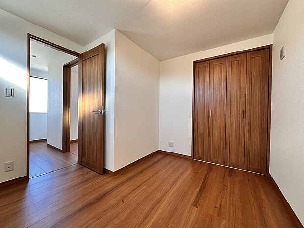 【寝室　5.1帖】シンプルな内装はおしゃれのポイントです。シンプルは華美より飽きがこないからです。色や模様でおしゃれ感をだす。それがシンプルイズビューティーです。