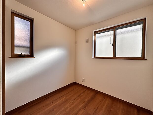 【子供部屋 3.38帖】お子様のお部屋にぴったりなクロークを備えたフローリング仕様の洋室です。