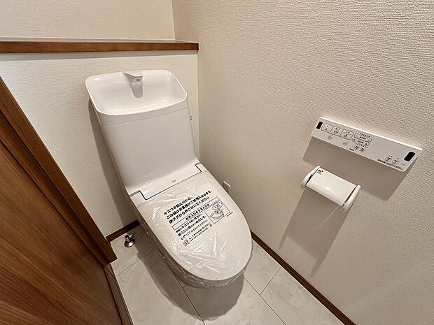 【トイレ】トイレ・ウォシュレット付。快適で衛生的な洗浄機能付温水シャワートイレです。