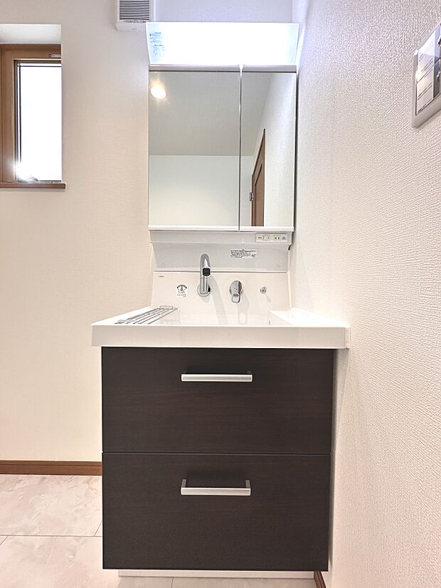 【洗面台】 十分な大きさの洗面台は、身だしなみチェックや歯磨きなど、朝の慌ただしい時間でもホテルライクなスペースで余裕とゆとりを感じて頂けます。