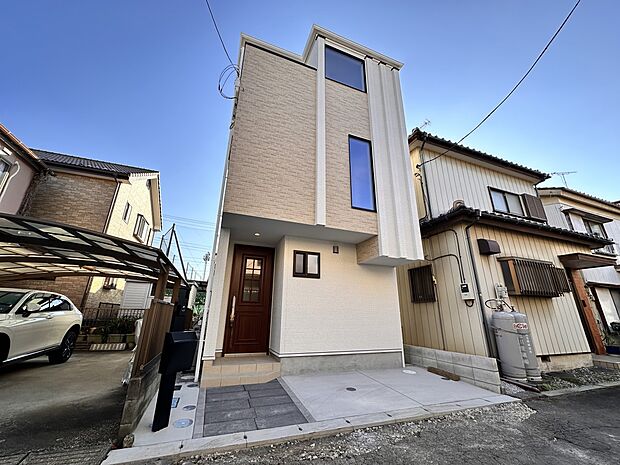 【外観】こちらの物件に少しでもご興味がありましたら、お気軽にお電話下さい。ネット上で「見えない物」「わからない事」でも、実際にご見学いただくことで、手に取るようにおわかりいただけるはずです。…